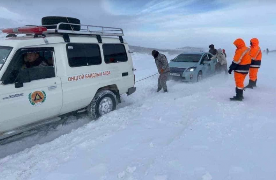 Онцгой байдлын алба хаагчид бага насны хоёр хүүхэдтэй автомашиныг олж, тусламж үзүүлжээ