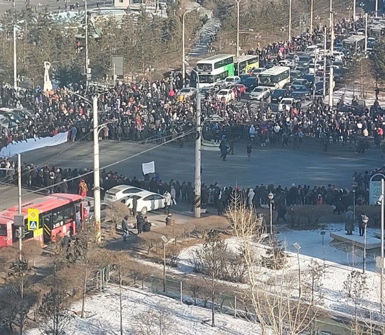 Жагсагчид "Төв шуудан"-гийн замын уулзварыг хааж, хөдөлгөөн саад учруулжээ