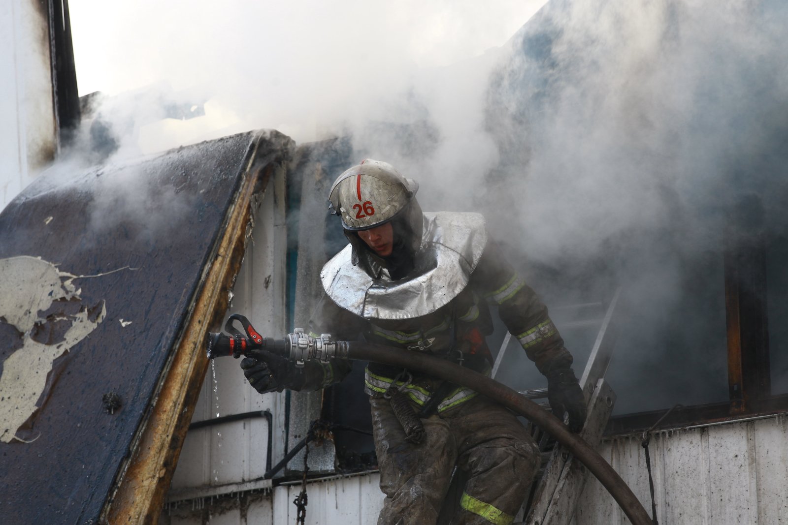 Нийтийн байранд гарсан түймрийг унтрааж, 81 хүний амийг аварчээ