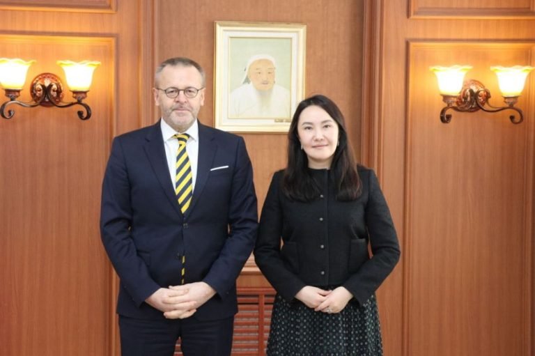 Чехийн үндэсний музейд Монголын үлэг гүрвэлийн үзэсгэлэнг дэлгэнэ