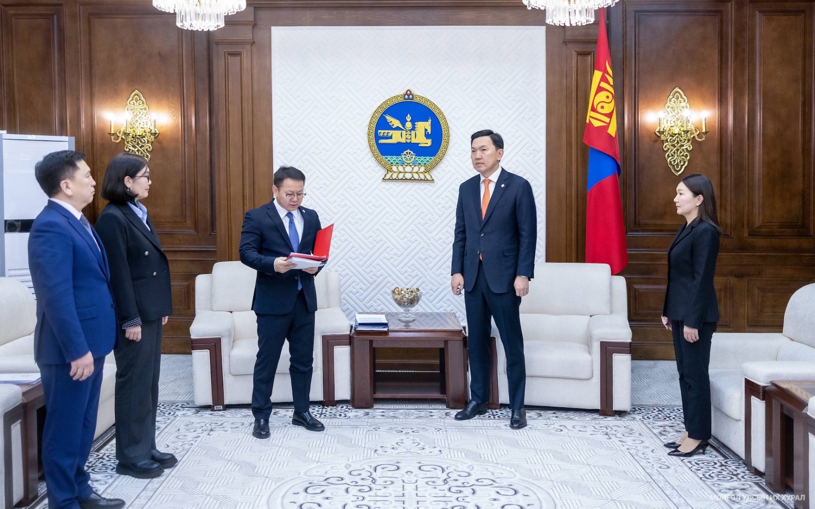 Гадаад зээллэгийн ашиглалт, үр ашгийг нэмэгдүүлэх тухай анхдагч хуулийн төслийг өргөн мэдүүллээ