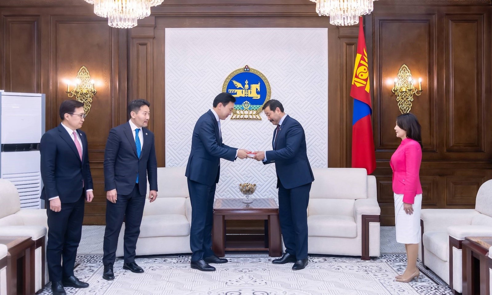 Зөвшөөрлийн тухай хуульд нэмэлт, өөрчлөлт оруулах тухай хуулийн төслийг өргөн мэдүүлэв