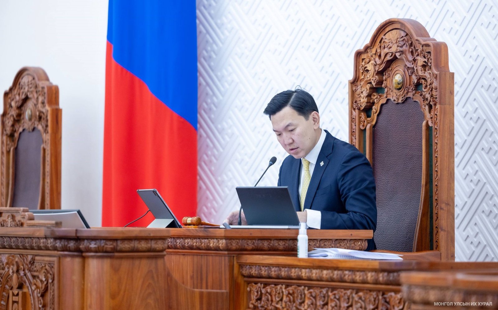 Үндэсний баярууд амралтын өдрүүдтэй давхацсан тохиолдолд дараагийн долоо хоногийн ажлын өдрүүдэд шилжүүлэх саналыг гишүүдийн олонх дэмжлээ