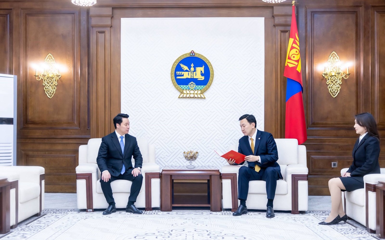 Элчин сайд нарыг эгүүлэн татах, томилох асуудлаар зөвшилцөх Монгол Улсын Ерөнхийлөгчийн саналыг өргөн мэдүүллээ