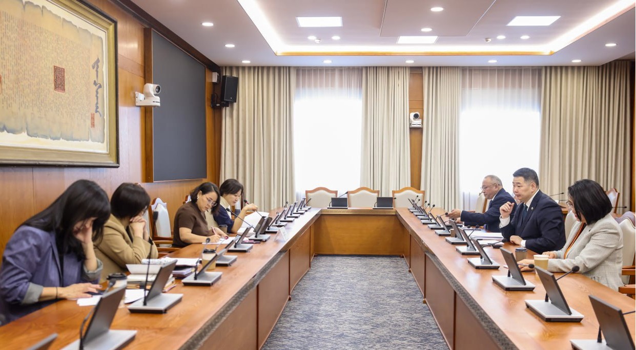 Нийгмийн эрүүл мэндийн тусламж, үйлчилгээний тухай хуулийн хэрэгжилтийг эрчимжүүлэх асуудлаар хуралдлаа