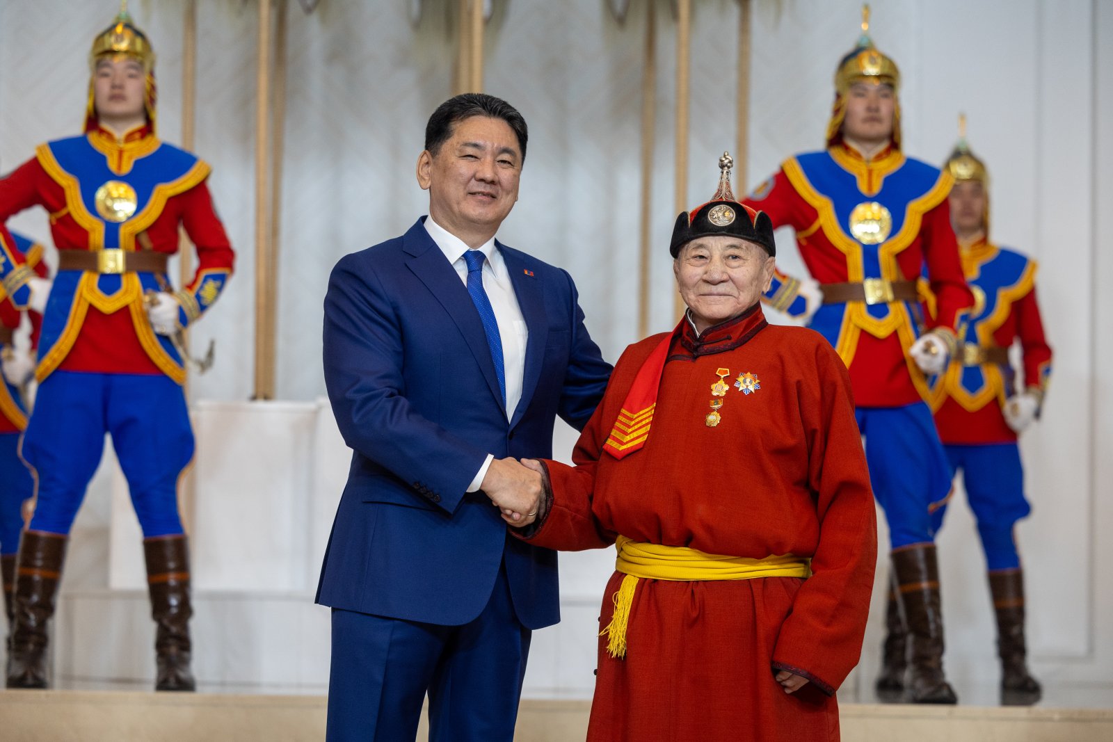 Д.Сэрээтэрийг Хөдөлмөрийн баатар цолоор шагналаа