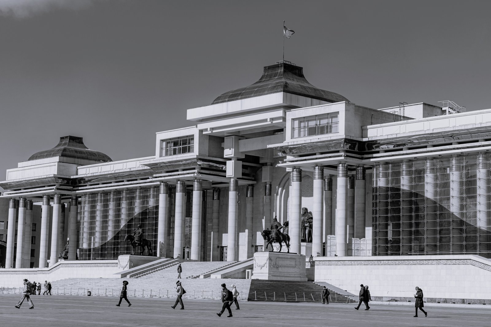 Бид гишүүдийг хүмүүжүүлэх үүрэггүй